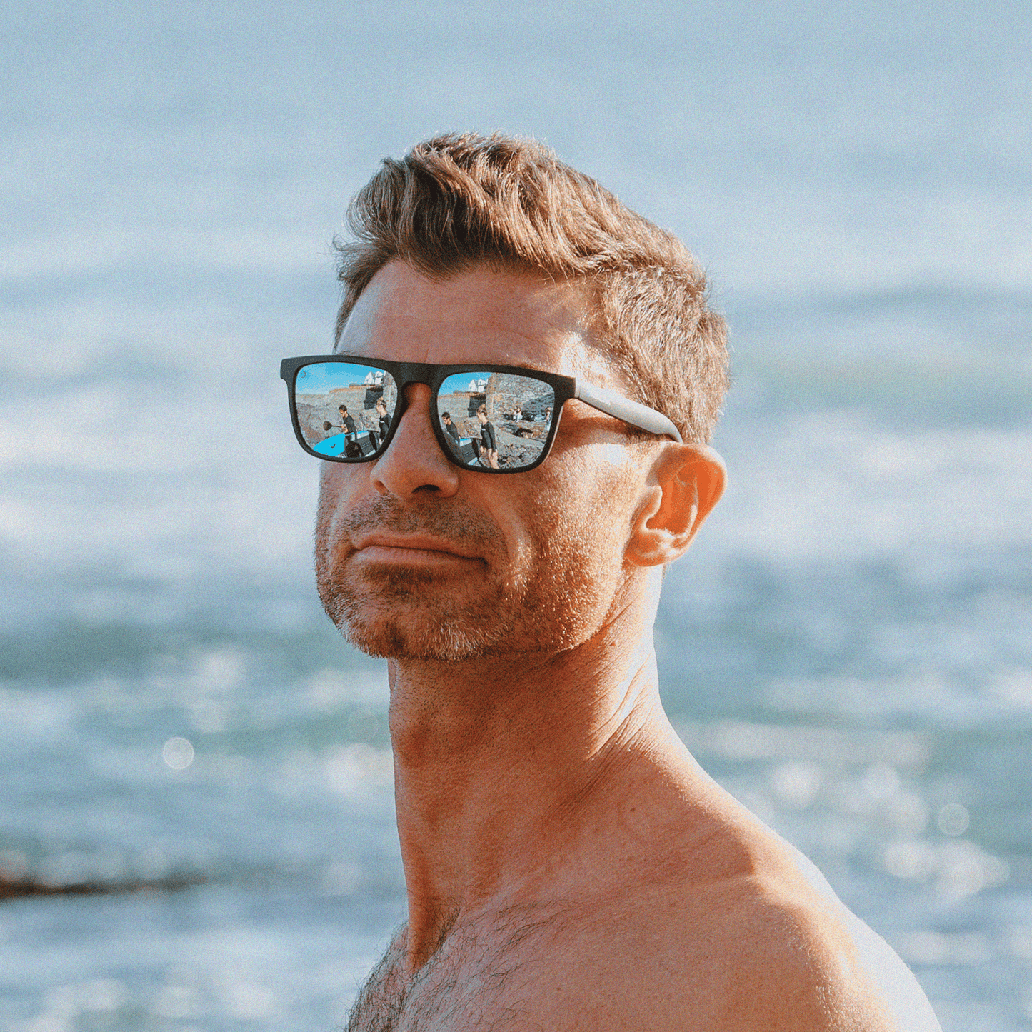 Man wearing Kukuna® Barricane lifestyle sunglasses with grey lens and black mirror, perfect for outdoor adventures.
